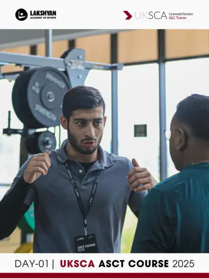 A coach-in-training explains his approach during a practical session on Day 1. Our courses emphasize peer-to-peer feedback and active participation from the very beginning.