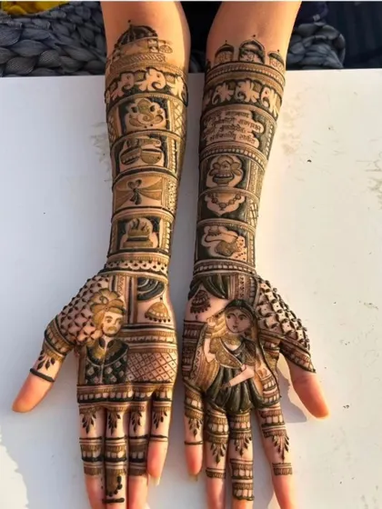 This design includes portraits of a bride and groom, along with figures of their parents, making it a heartfelt tribute to family.
