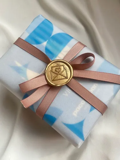 Wrapping joy, one gift at a time. Here is a collection of some of my favorite gift wrapping styles, featuring everything from bold colors and patterned paper to minimal wraps with vellum, dried flowers, and wax seals.