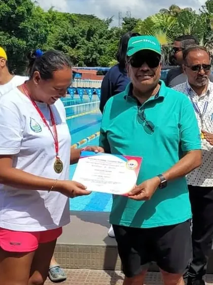 A proud moment presenting a certificate and medal at the 24th State Masters Swimming Championships. Recognizing the hard work of our adult swimmers is a core part of our community.