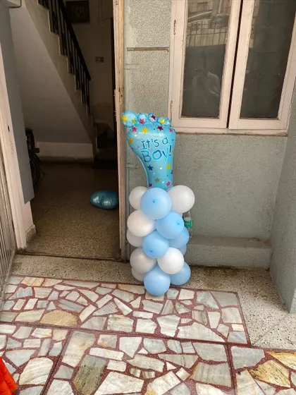 A small balloon pillar with an 'It's a Boy!' foot-shaped foil balloon, perfect for placing at the entrance or in corners.
