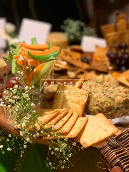 A close-up of a cheese and cracker board, elegantly decorated with baby's breath. We focus on combining textures, from crunchy crackers to creamy cheese, for a complete sensory experience.
