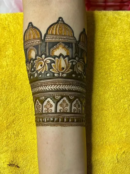 A close-up of a palace dome motif on the forearm. This architectural element adds a touch of royal elegance to any mehndi design.