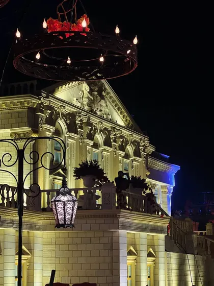 A view of the Buckingham Palace replica from the recreated streets of London. The warm lighting on the palace facade creates a sense of depth and realism, making guests feel like they are truly there.