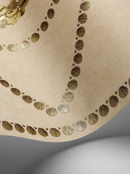 A warm, sandy beige version of the 'Conchiglie' wallpaper. The gold metallic detailing on the shells adds a touch of glamour to the otherwise earthy and natural-toned design.