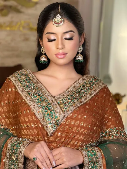 The eyes tell a story. This close-up shows a soft, shimmery eye makeup look with a subtle wing, perfect for a bride who wants an elegant and understated style. We teach how to blend eyeshadows seamlessly for this effect.