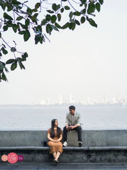 Framed by nature, this shot captures a conversation between the couple with the Mumbai sea as their audience.