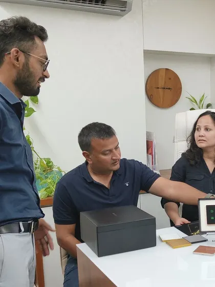 A hands-on demonstration for the team at Aayat Designs. We ensure architects understand the full capabilities and aesthetic options of our systems.