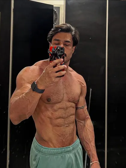 A front view of my 82 kg physique. Mentally in my zone, focused, and unbothered. This is the mindset that drives the physical results.