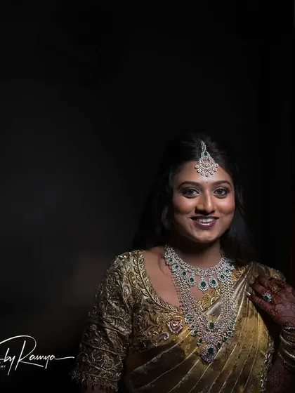 Pooja's bright smile shows her confidence and joy. The complete look, with diamond jewelry and a chic hairstyle, is perfect for a modern reception.