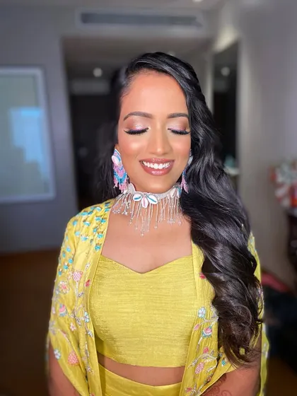 What's better than a natural, skin-like finish for your Haldi? For Deepanshi, I created a sun-kissed look with a focus on dewy skin and a simple, clean eye.