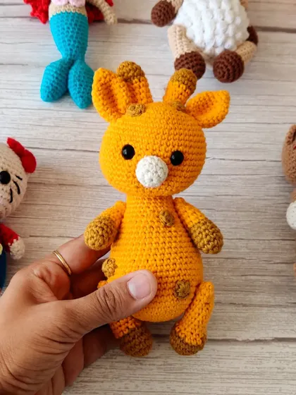 A close-up of the friendly crochet giraffe.