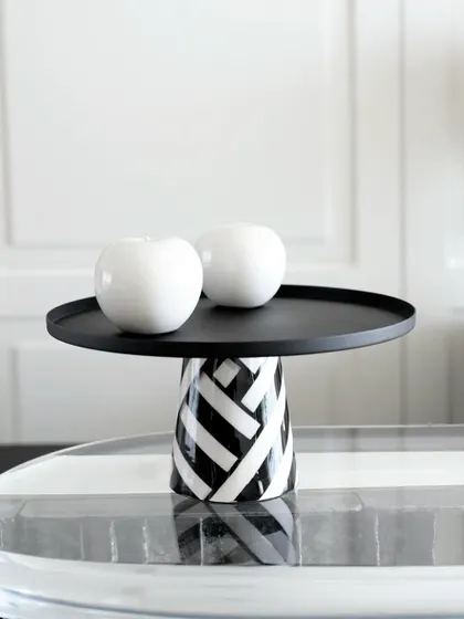The Uma Black Collection is a study in contrasts. This cake stand, with its bold graphic base and clean lines, shows that simplicity can make the most powerful statement. It is perfect for modern homes that appreciate refined elegance.