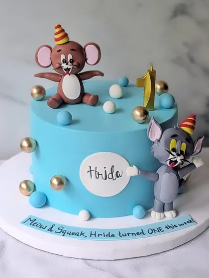 One year of fun and chaos, just like Tom & Jerry! This first birthday cake features handcrafted, detailed figures of the classic cartoon duo, ready for their next adventure.