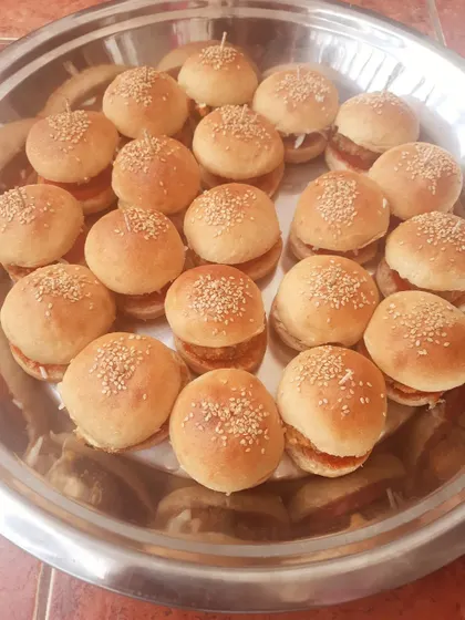Another shot of our mini burgers, a super hit among our little guests. We are always thrilled to add new and exciting items to our party box menu.