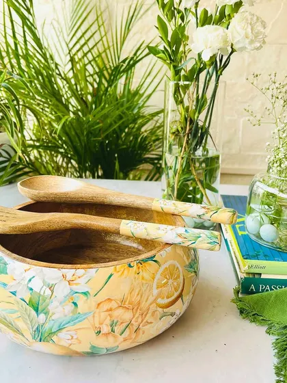 This salad bowl and server set from the Lisbon Lemon collection is perfect for outdoor entertaining. The mango wood bowl is light yet durable, and the printed enamel adds a touch of sunny elegance.
