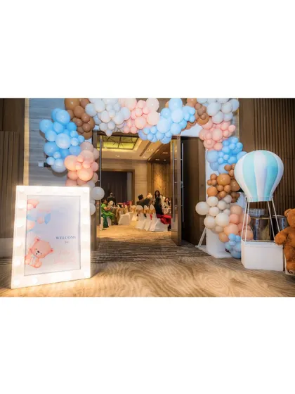 A duplicate image of the impressive balloon arch and entrance for the teddy bear-themed party.