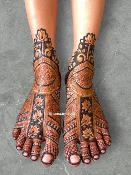A full-coverage bridal feet design featuring lotus motifs and intricate geometric patterns. This design ensures the bride's feet look stunning from every angle.