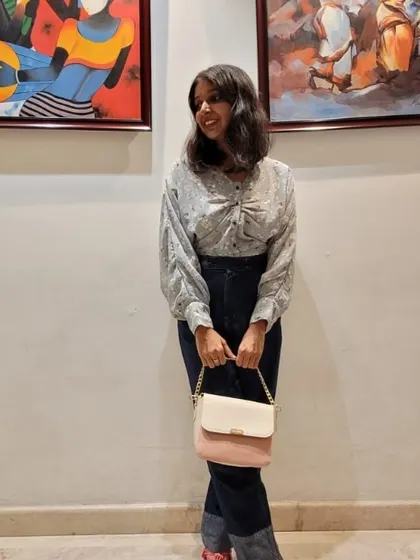 Here’s how I style the Lino Perros bag for a chic, casual look. Paired with a floral top and dark jeans, the bag adds a touch of sophistication, making it perfect for a cafe visit or a day out.