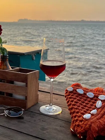 This is the vibe I live for. ❤️ A beautiful sunset, the sound of the waves, and my handmade rust-colored clutch with little sea shell details. It's the perfect size for an evening out, holding just what you need. This is what my brand is all about: creating beautiful things for beautiful moments.