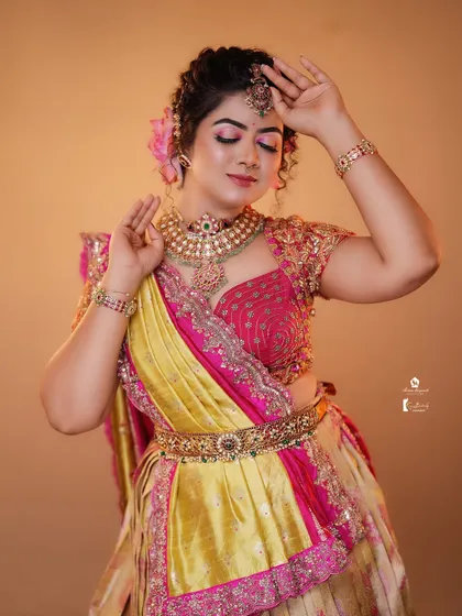 The hairstyle looks just as beautiful from the front, perfectly balancing the entire look.