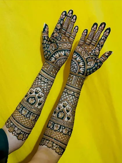 The back of the hands for the same design, showing a stunning jaali pattern that covers the entire hand.