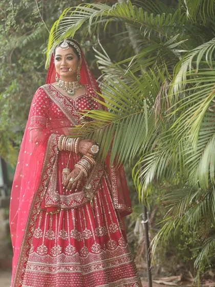 This bride wanted a look that was both traditional and felt like her. We achieved this with glowing skin, warm tones, and a focus on enhancing her natural beauty for her outdoor wedding ceremony.