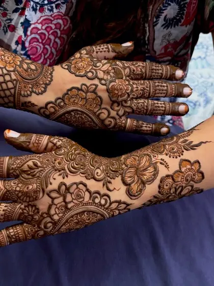 A lovely floral design for a party or special occasion. The pattern is focused on the back of the hands and wrists, with bold flowers and delicate fills.