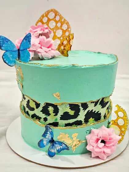 This trendy fault line cake features a bold leopard print design, edible gold leaf, and delicate wafer paper butterflies. It’s a great example of the modern techniques taught in my advanced workshops.