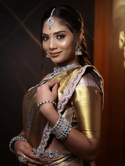 Mastering the traditional Muhurtham look is essential for any bridal artist in Chennai. I demonstrate every detail, from the classic eye makeup to the perfect bridal glow, so you can create these timeless looks with confidence.