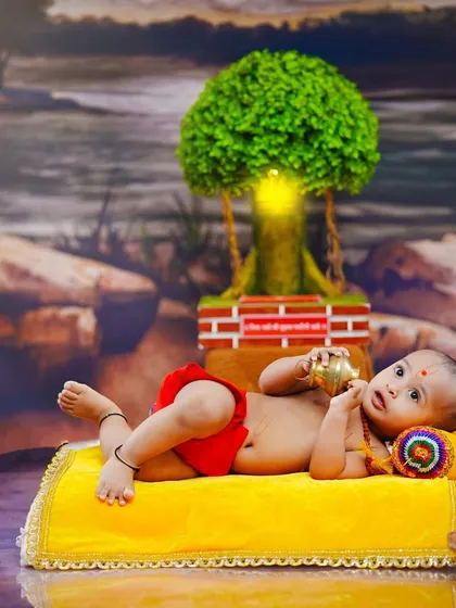 Another adorable reclining pose, this time with the baby looking directly at the camera.