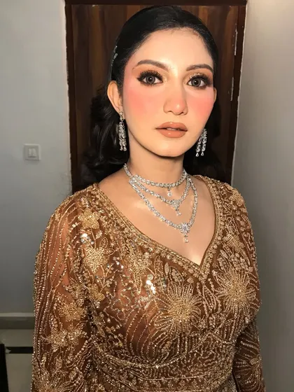 A final portrait of this stunning peachy-gold engagement makeup.