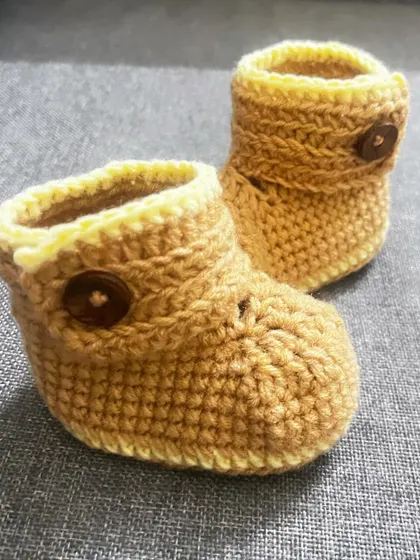 Look at this pair of adjustable baby booties! They have two buttons on the ankle band, so they can grow with your baby from 0 to 12 months. They are so cozy and perfect for keeping tiny feet warm.