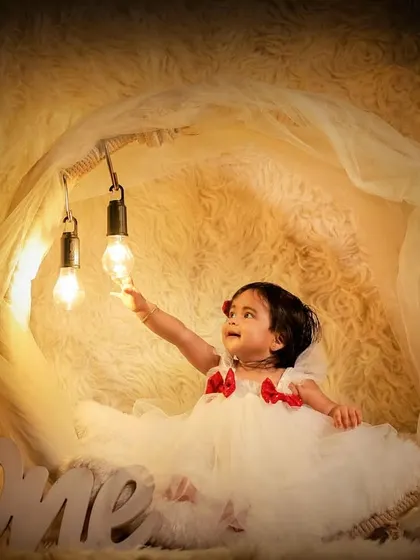 Celebrating a first birthday is a huge milestone. I design dreamy, imaginative sets like this one, with soft clouds and glowing lights, to make your baby the star of their own fairytale as they turn one.