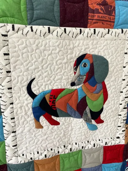 Another detail shot of the colorful dachshund, pieced together from various T-shirt scraps.