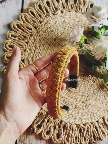 A lovely mustard yellow braided macrame hairband. This warm color is perfect for adding a pop of brightness to your outfit.