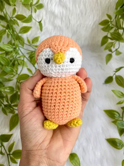 A sweet penguin keychain in a lovely peach color. These little birds are a cute and colorful addition to any set of keys or backpack.