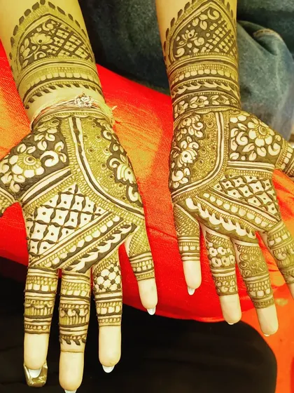 A beautiful example of party mehendi with a focus on geometric shapes and clean lines. The design is symmetrical and modern, perfect for any celebration.
