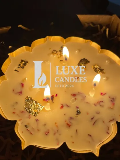 This lotus urli candle is decorated with dried flowers and gold foil, giving it a rich and luxurious feel.