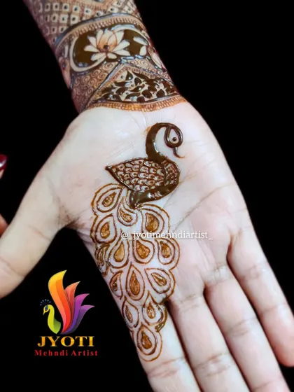 A simple yet elegant peacock design for the palm. The peacock's tail flows gracefully down the finger, creating a beautiful and artistic look.