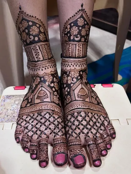 A classic bridal feet design with floral bands and a dense net pattern. This is a timeless and elegant choice for any bride.