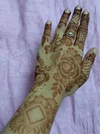 A lovely floral and vine design on the back of the hand. This shows the beautiful stain you can get for non-bridal, party-wear henna designs too.