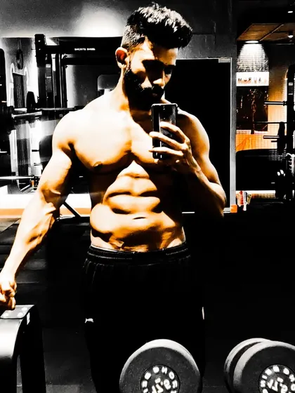 Another angle on the results of a serious cutting phase. The high contrast lighting highlights the deep cuts and separation in the abdominal muscles.