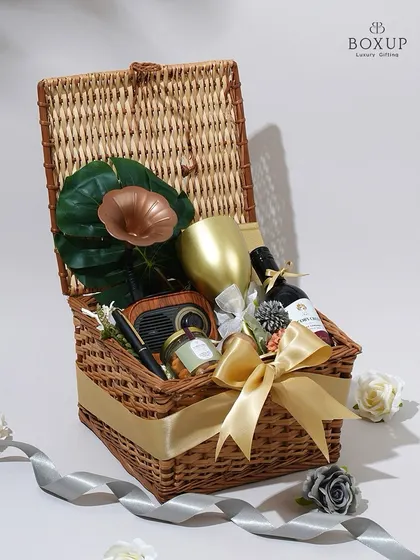 Another look at the Vintage Dreams hamper, beautifully arranged in a rustic picnic basket. It's the perfect gift to impress a client, colleague, or manager.