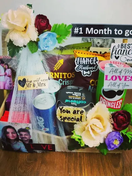 This '1 month to go' countdown hamper for a fiancé is a perfect small gesture. It includes Pringles, a drink, and is decorated with flowers and cute, personalized notes.