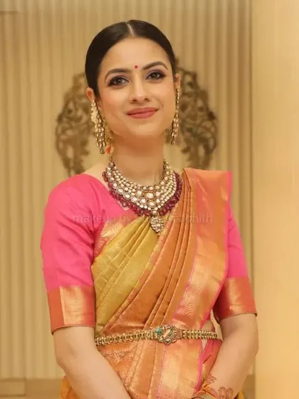 Isn't she classy? Anuja wanted a very subtle and elegant look for her event. I focused on clean, kohl-rimmed eyes, a nude lip, and glowing skin to complement her beautiful silk saree.