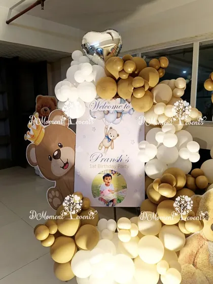 A sweet welcome sign for a teddy bear first birthday, surrounded by cozy brown and white balloons.