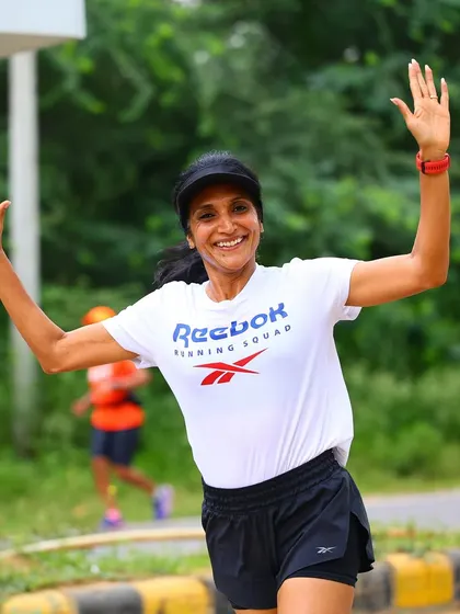 Waving with a big smile during our Sunday run. The positive energy in our group is contagious and makes every workout a great experience.
