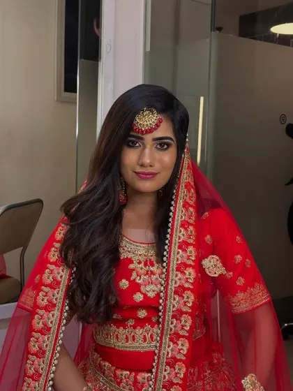 Our bridal workshop covers diverse cultural styles. This is a final look from our Muslim bridal module, focusing on creating a radiant complexion, defined eyes, and a bold lip to complement the vibrant attire.