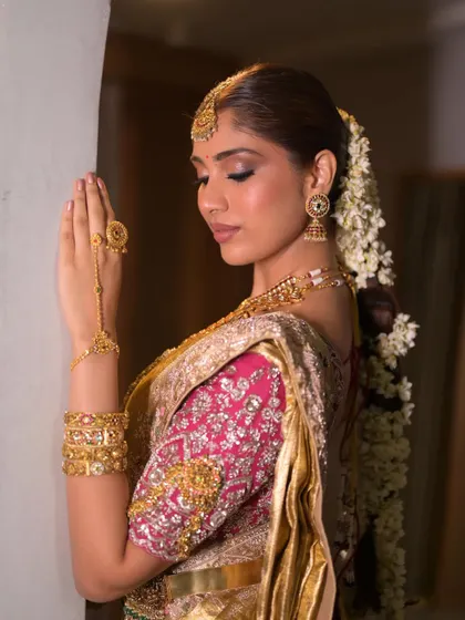 A serene moment captured. The soft glam makeup with a hint of tradition is perfect for the modern South Indian bride who wants to honor her roots while feeling like herself.
